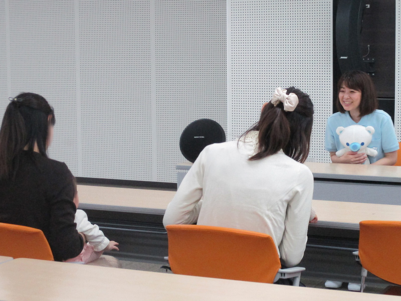 絵本読み聞かせ