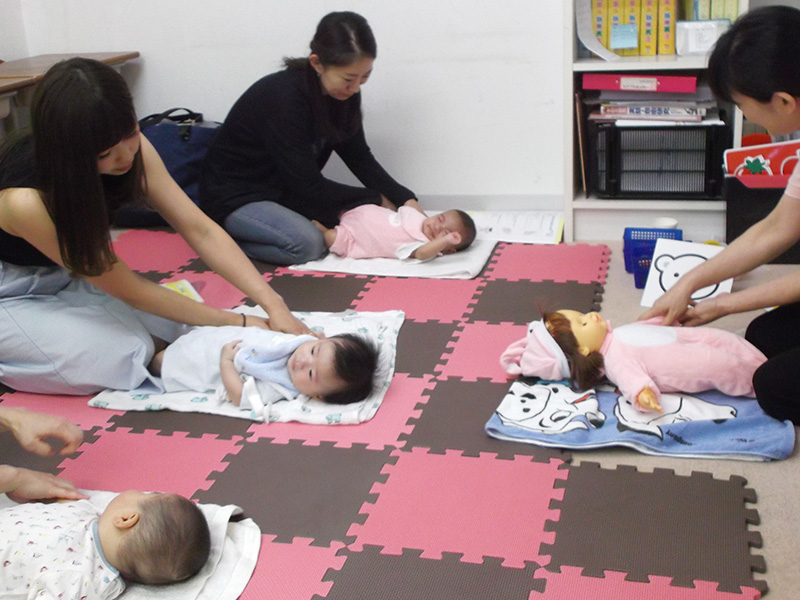 ベビーマッサージの様子