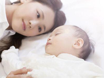 赤ちゃんと女性