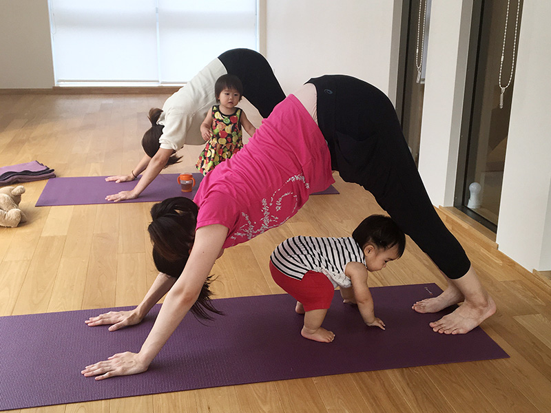 親子ヨガ