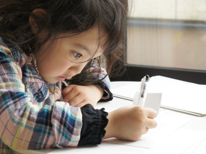 勉強する男の子