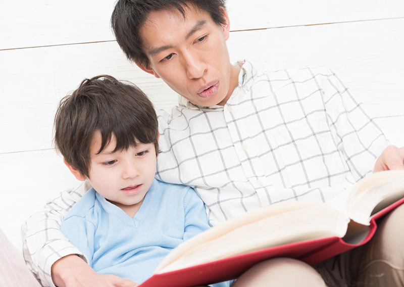 本を読む親子
